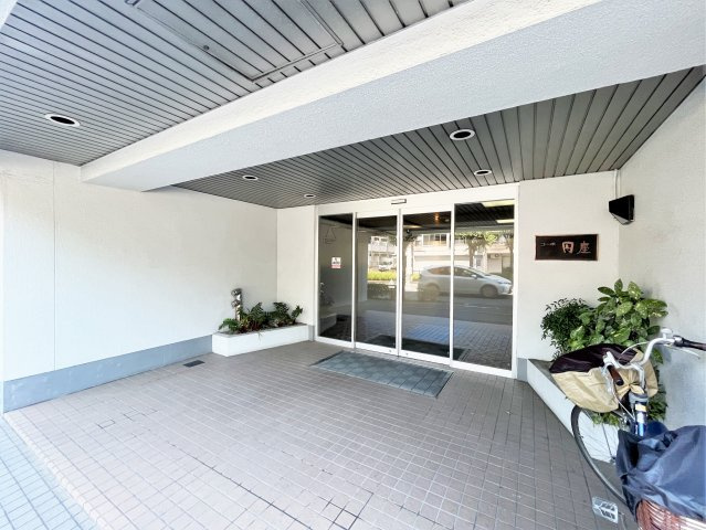 ◆ＪR円町駅まで徒歩３分◆北東角住戸◆２０２３年５月にリフォーム済みの美室◆２ＬＤＫ◆コーポ円座のエントランス|エントランス
