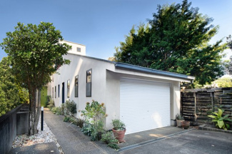 【駐車場】 | シャッター付きのガレージは給排水配管や電気配線が完備されているので、お部屋にも改築できます。二世帯住宅や事務所など大胆なリノベーションも可能です。