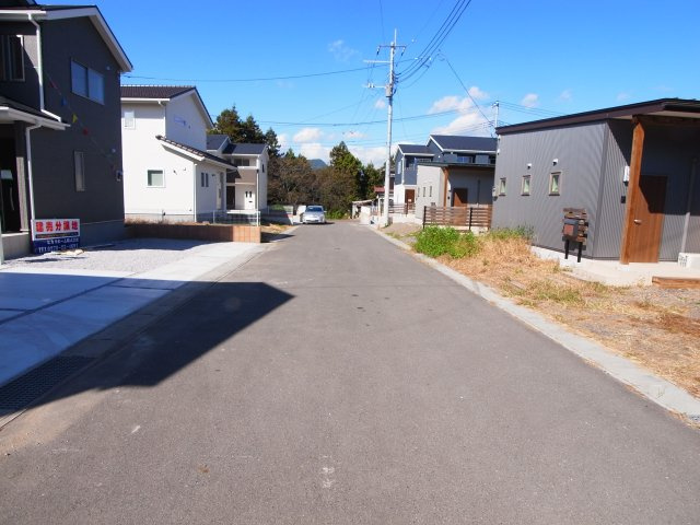 新築　沼田市柳町　4号棟の前面道路含む現地写真|北側接道幅員約3.8ｍ　北西側接道幅員約6ｍ