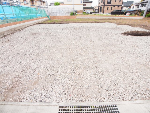 新築　沼田市柳町　1号棟の駐車場|現地写真　 駐車スペース広々！4台置けます♪					
