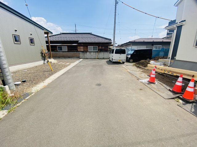 新築　沼田市柳町　2号棟の前面道路含む現地写真|北東側接道幅員約6ｍ