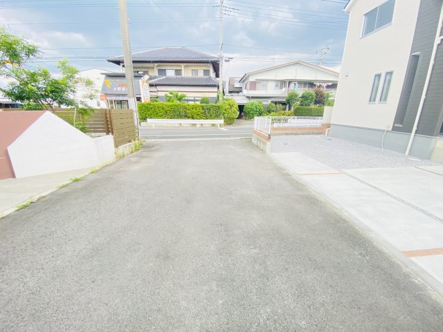 新築　沼田市高橋場第2　1号棟の前面道路含む現地写真|北側接道幅員約8ｍ　東側接道幅員約4.1ｍ