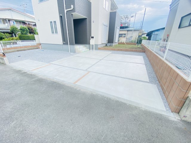 新築　沼田市高橋場第2　1号棟の駐車場|　 駐車スペース広々！建物西側に並列で３台置けます♪					
