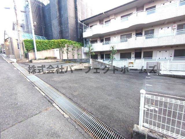 枚方パークハウスの駐車場