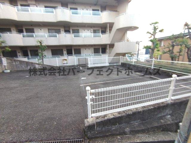 枚方パークハウスの駐車場