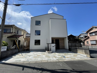 【外観】 | 守山市吉身６丁目 | 爽やかな青空の下に贅沢なほどに降り注ぐ陽光、豊かな居住性と、クオリティ