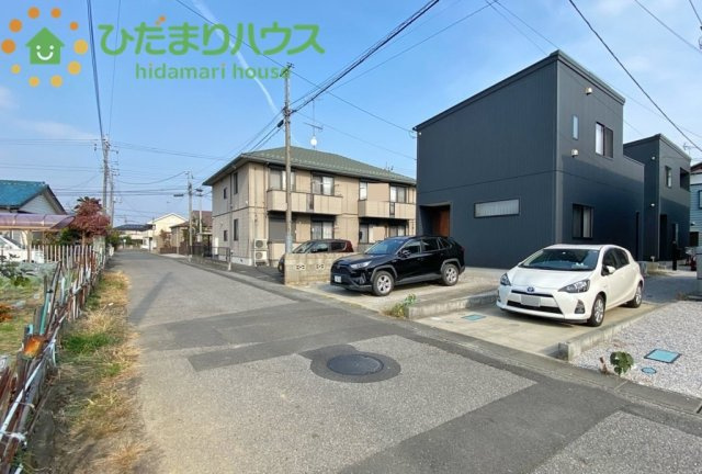 鴻巣市鎌塚1丁目　中古一戸建ての前面道路含む現地写真