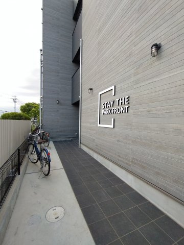 堺市西区津久野町１丁のアパートのエントランス