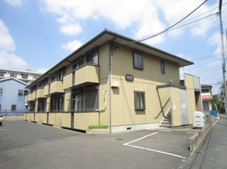【外観】 | グリーンライン「日吉本町」駅まで徒歩8分！2沿線利用可能な「日吉」駅も徒歩圏内♪コンビニやドラッグストアが近くて便利な立地の2階建てアパートです☆