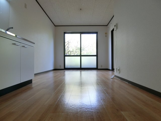 ハイツ岡田の居間・リビング