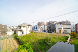 【展望】 | 【穏やかな街並みの眺望】
バルコニーから見える穏やかな街並み
爽やかな風と柔らかく降り注ぐ陽光を感じて頂けます。心地良い開放感が暮らしにゆとりと充足感をもたらします