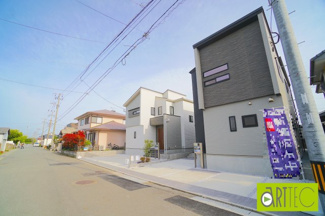 【前面道路含む現地写真】 | 【前面道路】
前面道路は毎日の駐車の出し入れで大事なポイントです！
車種によっても便利・不便がありますのでご確認ください♪