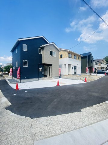 呉市天応宮町　新築一戸建て（全3棟）の前面道路含む現地写真