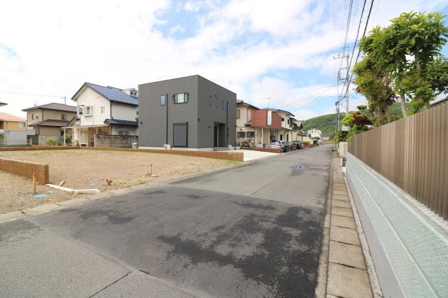 足利市利保町１丁目の売地の前面道路含む現地写真
