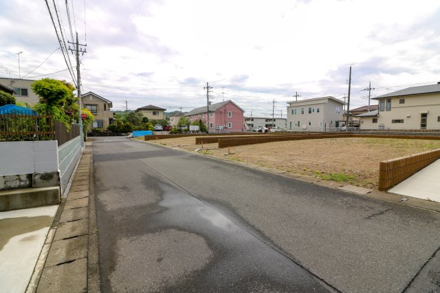 足利市利保町１丁目の売地の前面道路含む現地写真