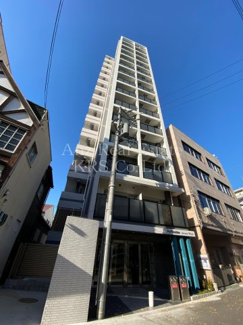 【外観】 | 中央大通り沿いに建つスタイリッシュな外観のマンションです☆