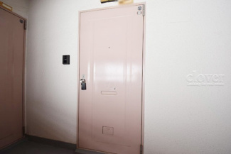 【その他共用部分】 | 皆様をお迎えする、お部屋の玄関ドア。開けやすさや開放角度、ドアノブの操作しやすさや鍵の形状などを、現地で一度ご確認ください。～即日のご見学可能～　お問合せはお気軽にどうぞ。