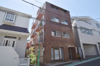【外観】 | 青空によく映える建物です。手入れの行き届いた外壁やマンション正面エントランスなど、綺麗な姿をぜひ一度、現地にてご覧ください。～即日のご見学可能～　お問合せはお気軽にどうぞ。