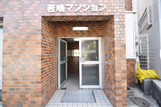 【エントランス】 | お客様を、そして住人を出迎えてくれるマンションのエントランス。ゴミが落ちていないことからも、管理状態の良さや住民の節度の高さが見て取れます。～即日のご見学可能～　お問合せはお気軽にどうぞ。