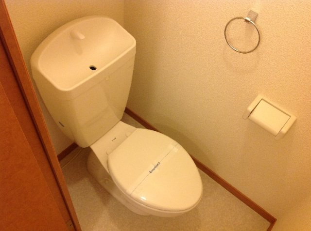 レオパレスシンクタンクのトイレ|タオルかけもございます。