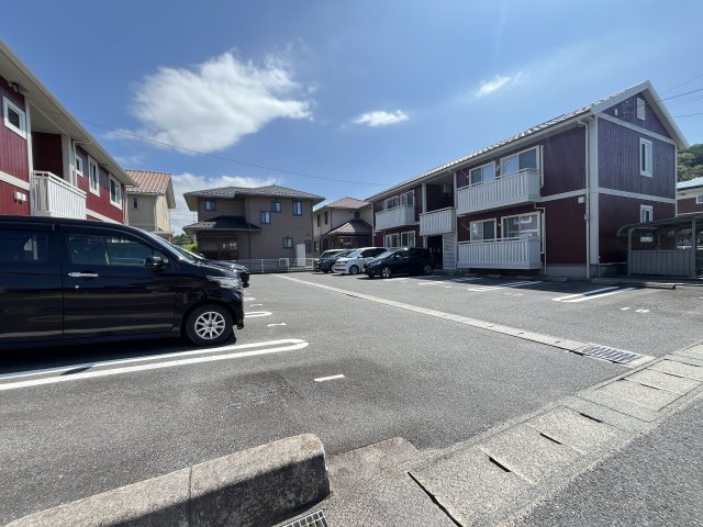 クレセント北峰　B棟の駐車場