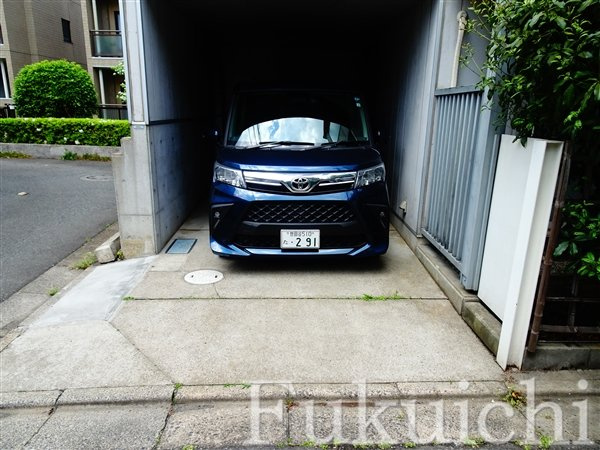 上目黒戸建の駐車場
