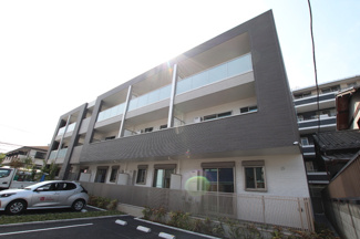 地上 3 階建て計15 戸のアパートです♪