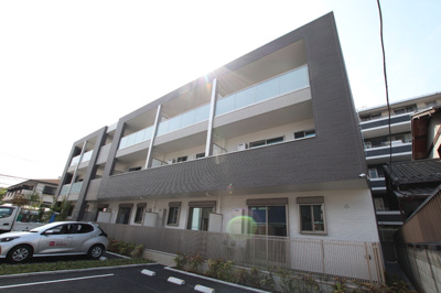 地上 3 階建て計15 戸のアパートです♪