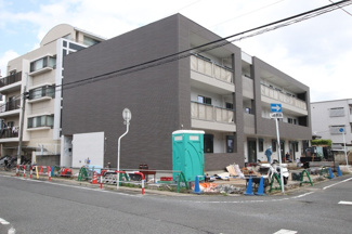 モダンな外観　※建設中写真となります　　