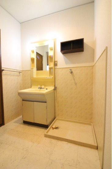 久留米市東櫛原町のハイツの独立洗面台|独立洗面台、小物を置くことができて便利です