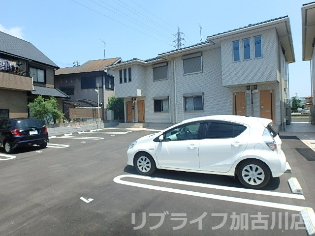 ルミエルB棟の駐車場