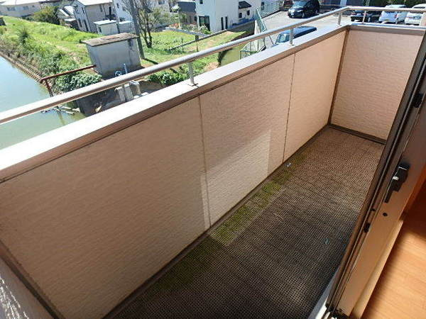 レイクヒル花園B棟のバルコニー