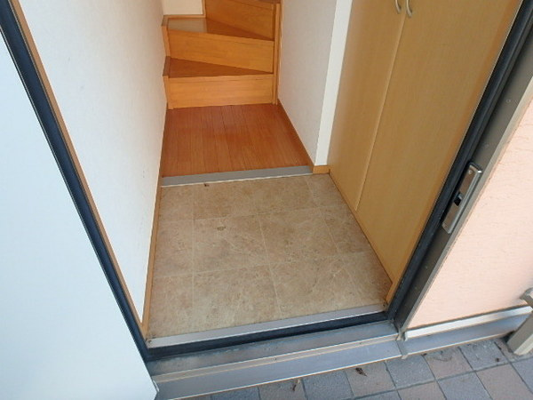 レイクヒル花園B棟の玄関