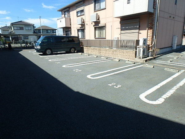レイクヒル花園B棟の駐車場