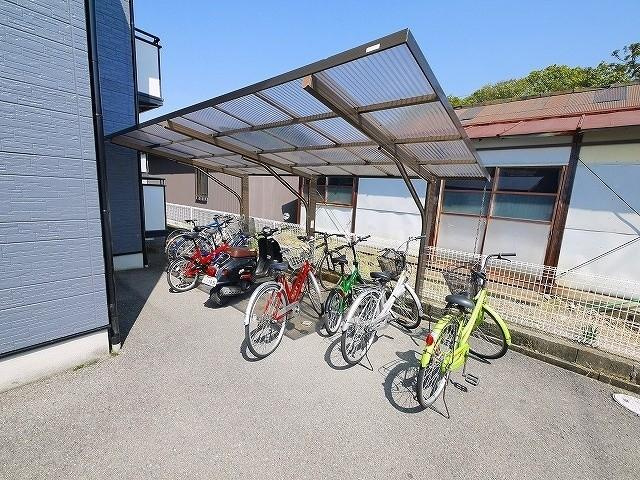 ラポール田井庄Aのその他共用部分|自転車置き場が有ります。