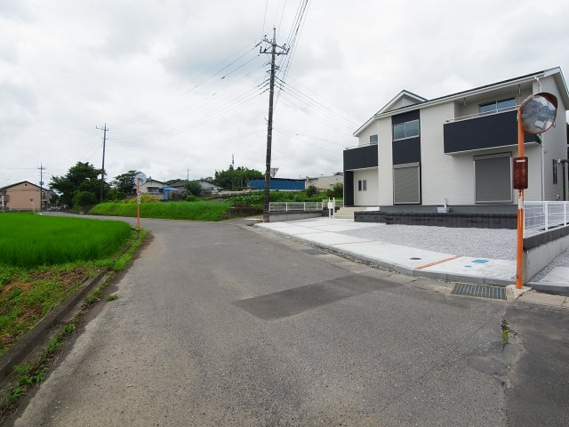 新築　北群馬郡榛東村広馬場第1　1号棟の前面道路含む現地写真|現地写真　南東側接道幅員約5.3ｍ　南西側接道幅員約4.2ｍ