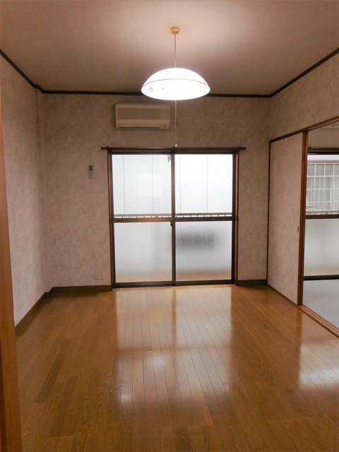 マンション直の洋室