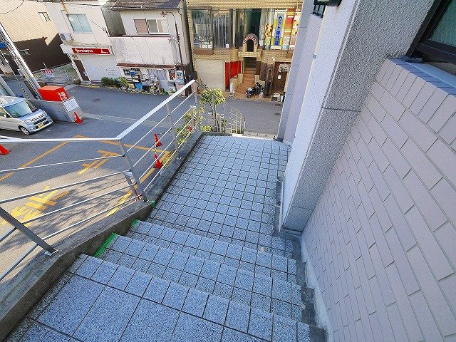 グランドビル竹の花のその他共用部分|お部屋入り口の階段です。
