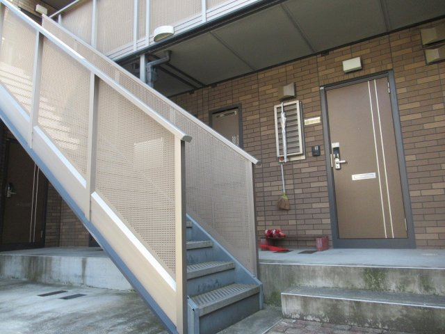 【エントランス】 | ウエストヒル開生（河内永和賃貸） | 毎日通るエントランスはこのようになっています
