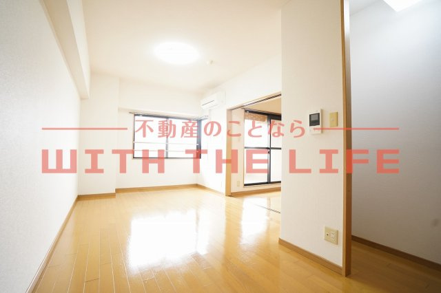 日吉壱番館【キャッシュバック対象物件】の居間・リビング|こちらの居間で趣味の時間をお楽しみください