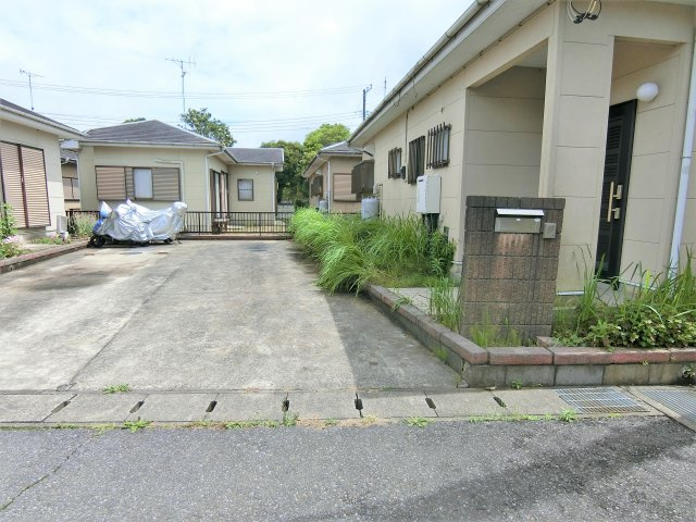 平川邸の駐車場