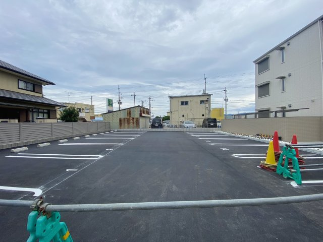 エヌプレミールの駐車場