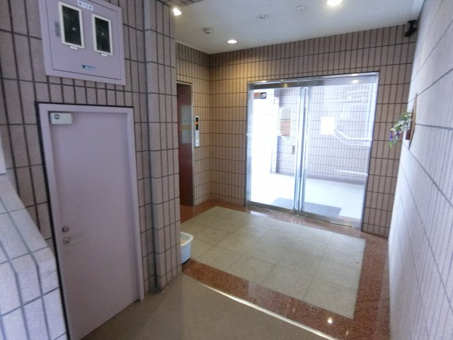 アルファビルのロビー