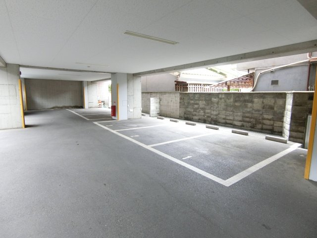 アルファビルの駐車場
