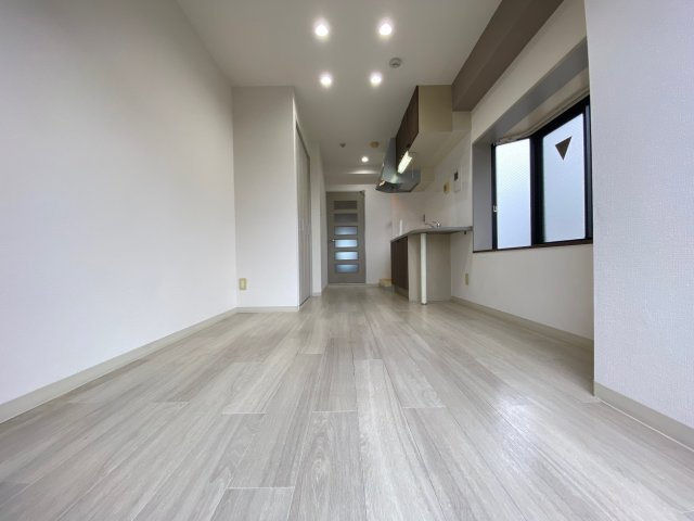 アルファビルの洋室