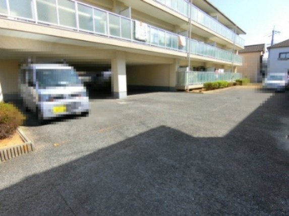 リメインズMハイツの駐車場