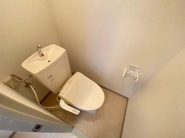 リメインズMハイツのトイレ|同マンション別部屋写真