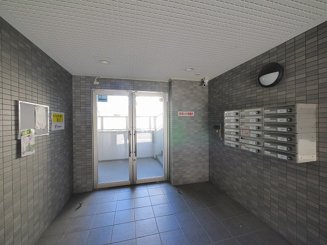 サンシャイン　富雄駅前のエントランス|オートロックがあるので安心です