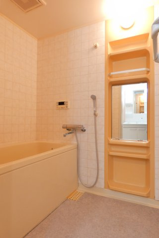 【浴室】 | ご家族様でも安心の便利な追い焚き機能完備。