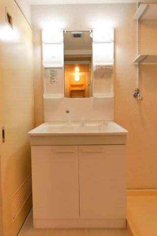 【独立洗面台】 | 朝の身支度に便利な独立洗面台付き。